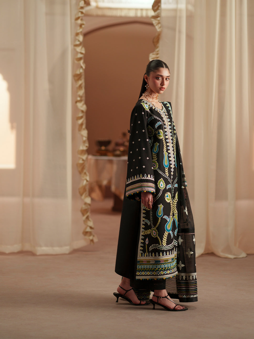 D-118-B | 3 PC Luxury Lawn