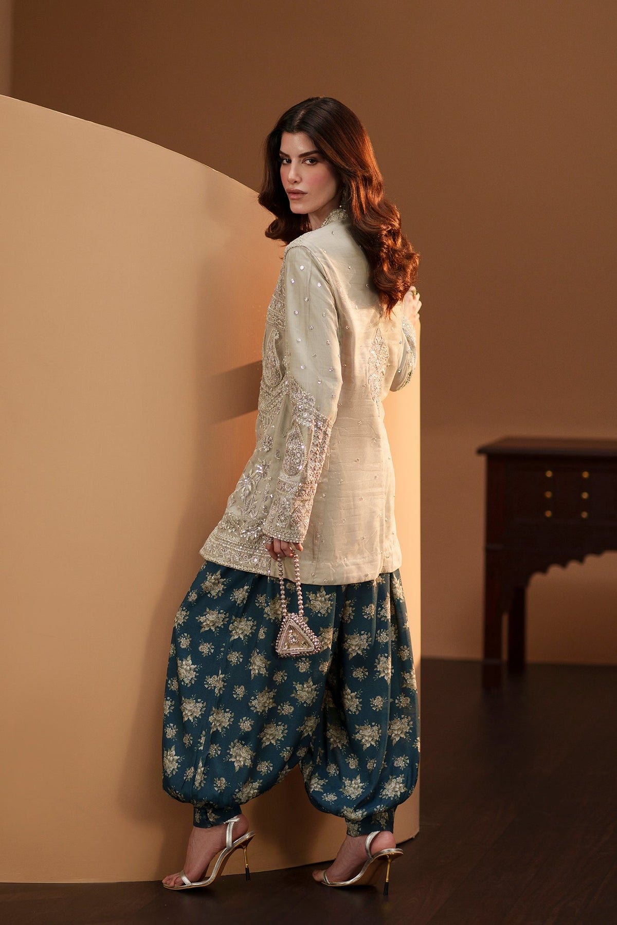 EMBROIDERED SUIT (E1109/104/818)